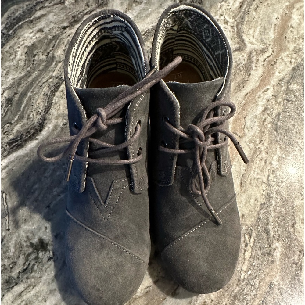 Tom’s desert wedge in castlerock gray suede